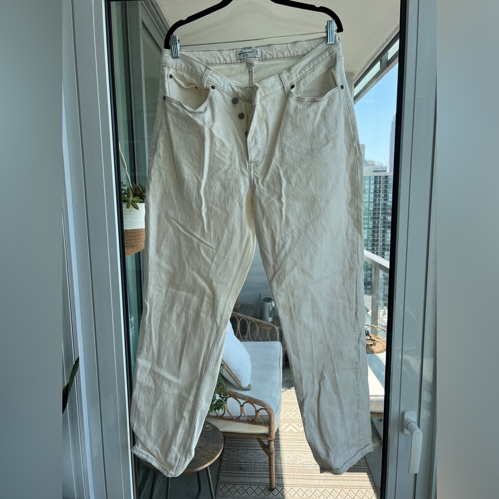 White Abercrombie dad Jean